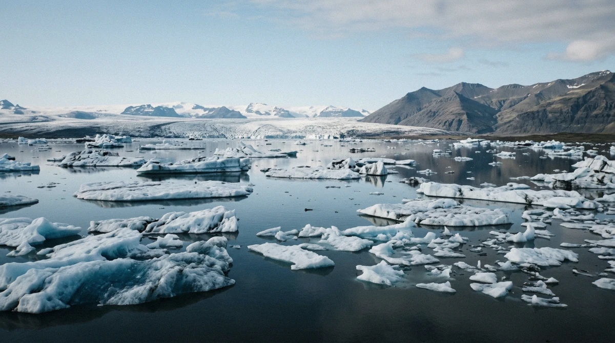 Icebergs drifting on Jokulsarlon glacier lagoon with the Breiðamerkurjökull glacier front behind, Iceland